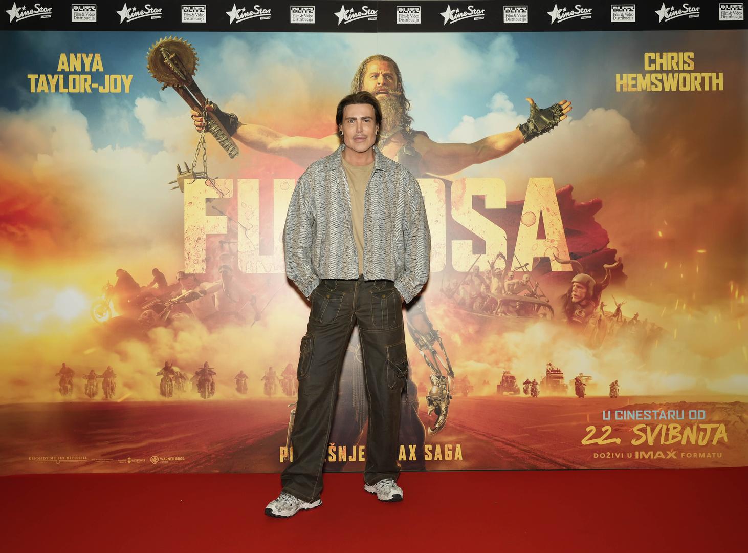 U novoj neustrašivoj avanturi, Anya Taylor-Joy oživljava mladu Furiosu, koja se hrabro suočava s nemilosrdnim izazovima opustošenog svijeta. Uz Chrisa Hemswortha u ulozi zastrašujućeg antagonista, ovaj prequel slavne franšize "Mad Max" donosi priču o počecima neustrašive heroine.