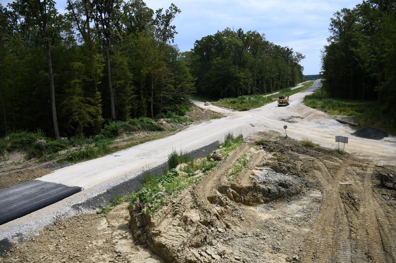 Nedovršena, no asfaltirana, nova cesta na dionici Farkaševac - Bjelovar