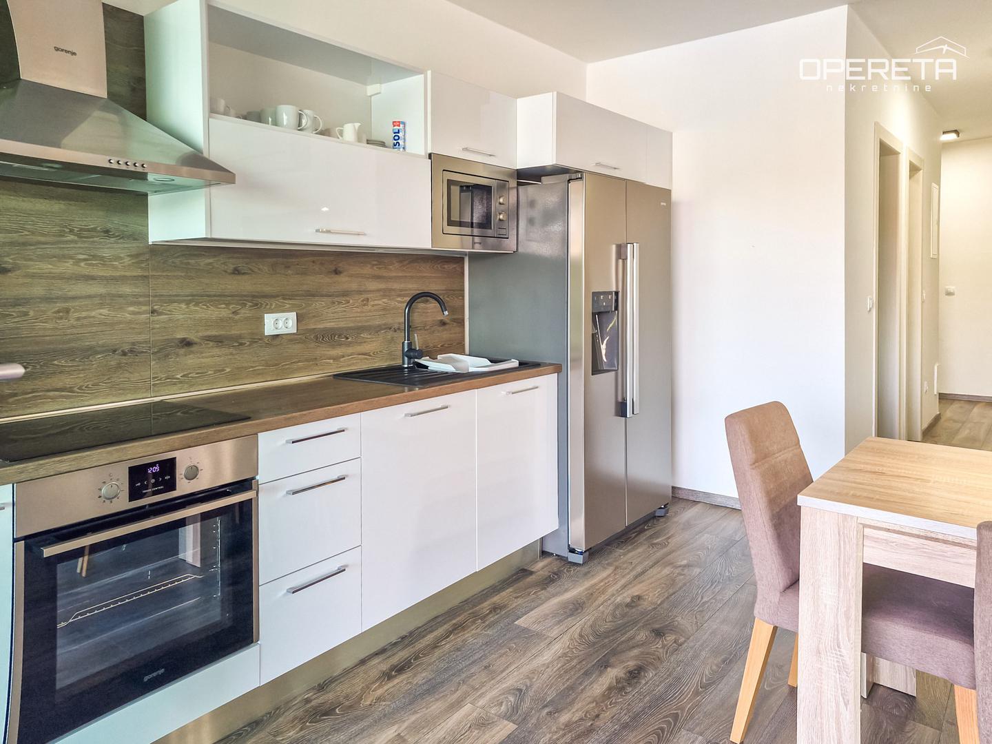 Uz mogućnost osobnog korištenja, stan se oglašava i kao potencijal za turistički najam, pri čemu je moguće organizirati upravljanje nekretninom putem specijalizirane tvrtke za property management. 