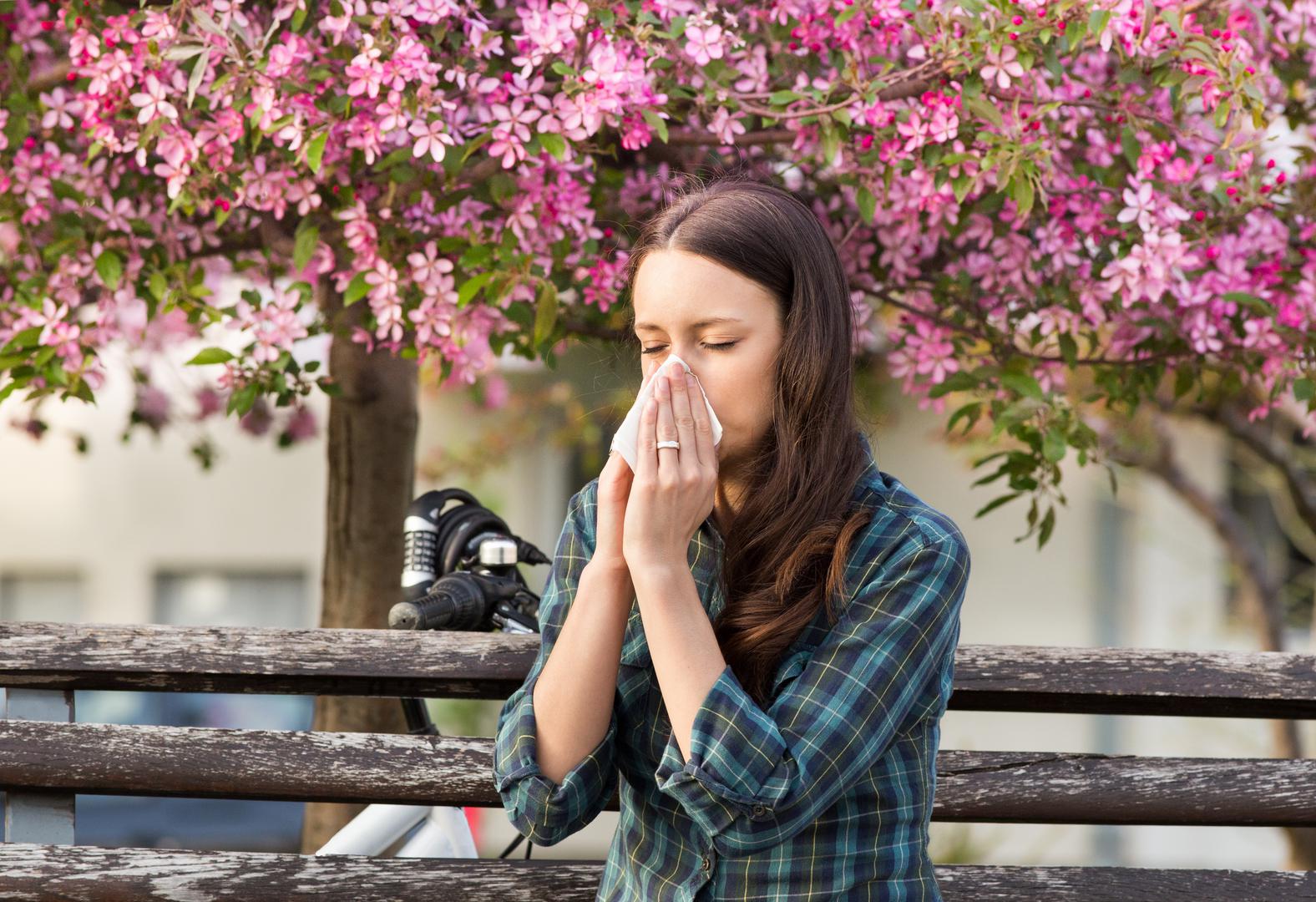 Alergije: Slično prehladama, alergije mogu uzrokovati začepljen nos i povećanje sluzi što pridonosi halitozi. Možete malo ublažiti začepljenost - i loš zadah - ispiranjem nosnih prolaza i pijenjem vode kao da imate virus.