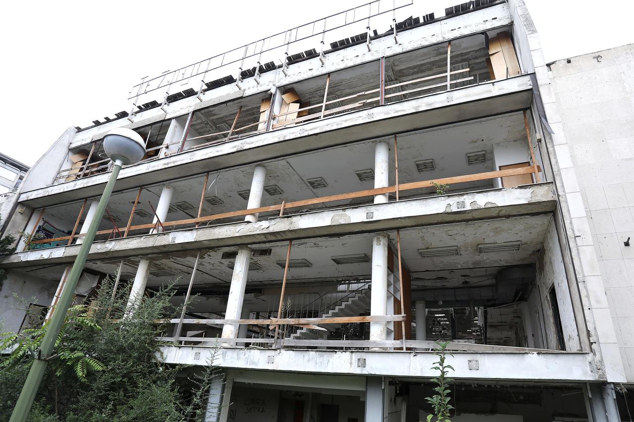 Zagreb: Ruši se devastirana zgrada u Paromlinskoj, niče novi trgovački centar