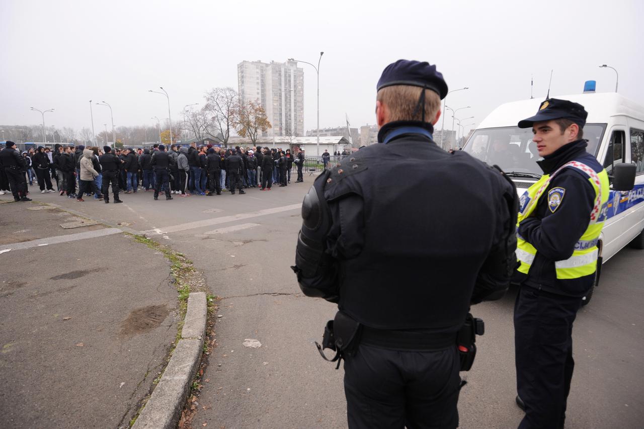 22.11.2014., Stadion Maksimir, Zagreb - Na ulazu u stadion sa strane okretista Borongaj okupila se Torcida i ne zeli uci na stadion zbog kontrole ulaska jer ne zele pokazati osobnu iskaznicu.  Photo: Marko Lukunic/PIXSELL