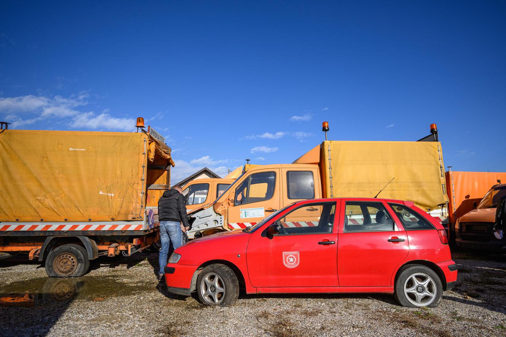 24.11.2022., Zagreb, Velika Mlaka - Autoservis Cepelin uskoro odrzava veliku javnu drazbu drzavnih vozila, a u ponudi su teretna vozila Hrvatskih cesta, osobna vozila ministarstava. Od Seata, Audija preko Passata i nekoliko modela Fiata cijene im se krecu od 1000 do 24.600 kuna.  Photo: Davor Puklavec/PIXSELL