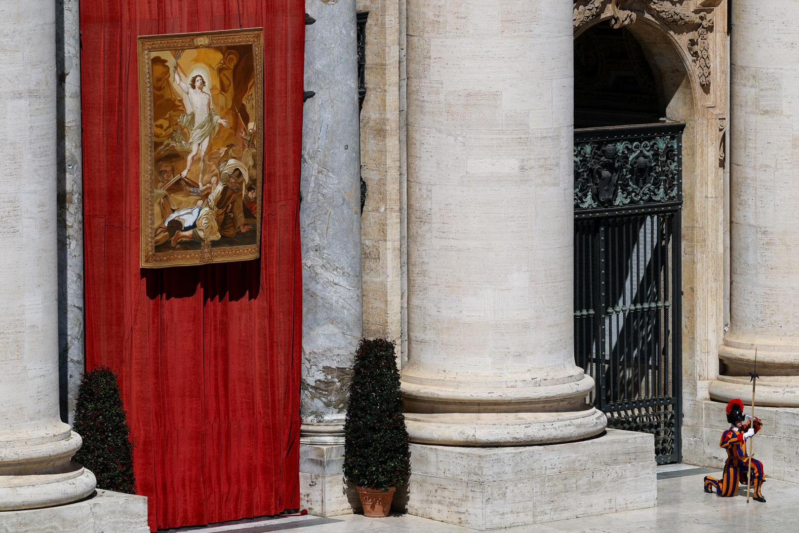 Nakon toga, regruti se vraćaju u Vatikan gdje nastavljaju sa specifičnom vojnom obukom. Tu stječu znanja o lokacijama i osobama unutar Vatikana te uče osnove talijanskog jezika.