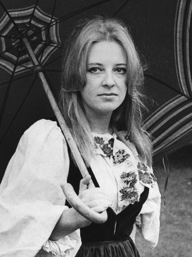 Rođena u Berlinu, Gabi je put započela daleko od pozornice. Nakon selidbe u Zagreb, završila je grafiku na Školi primijenjene umjetnosti i zaposlila se kao crtačica u Zagreb filmu. Ondje je njezin glas slučajno otkriven dok je davala vokal za animirane likove. Bio je to početak karijere duge šest desetljeća. Prvi nastup imala je 1958., a uskoro postaje nezaobilazno ime na festivalima poput Zagrebfesta i Opatije, gdje je u svojem glazbenom izričaju spajala šansonu, pop i jazz.