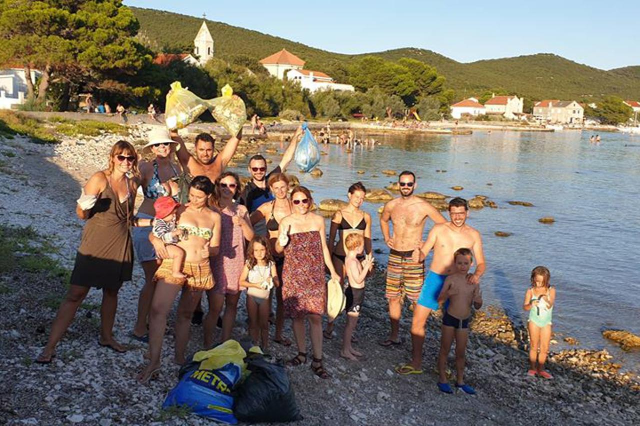 Stranci čiste hrvstku plažu