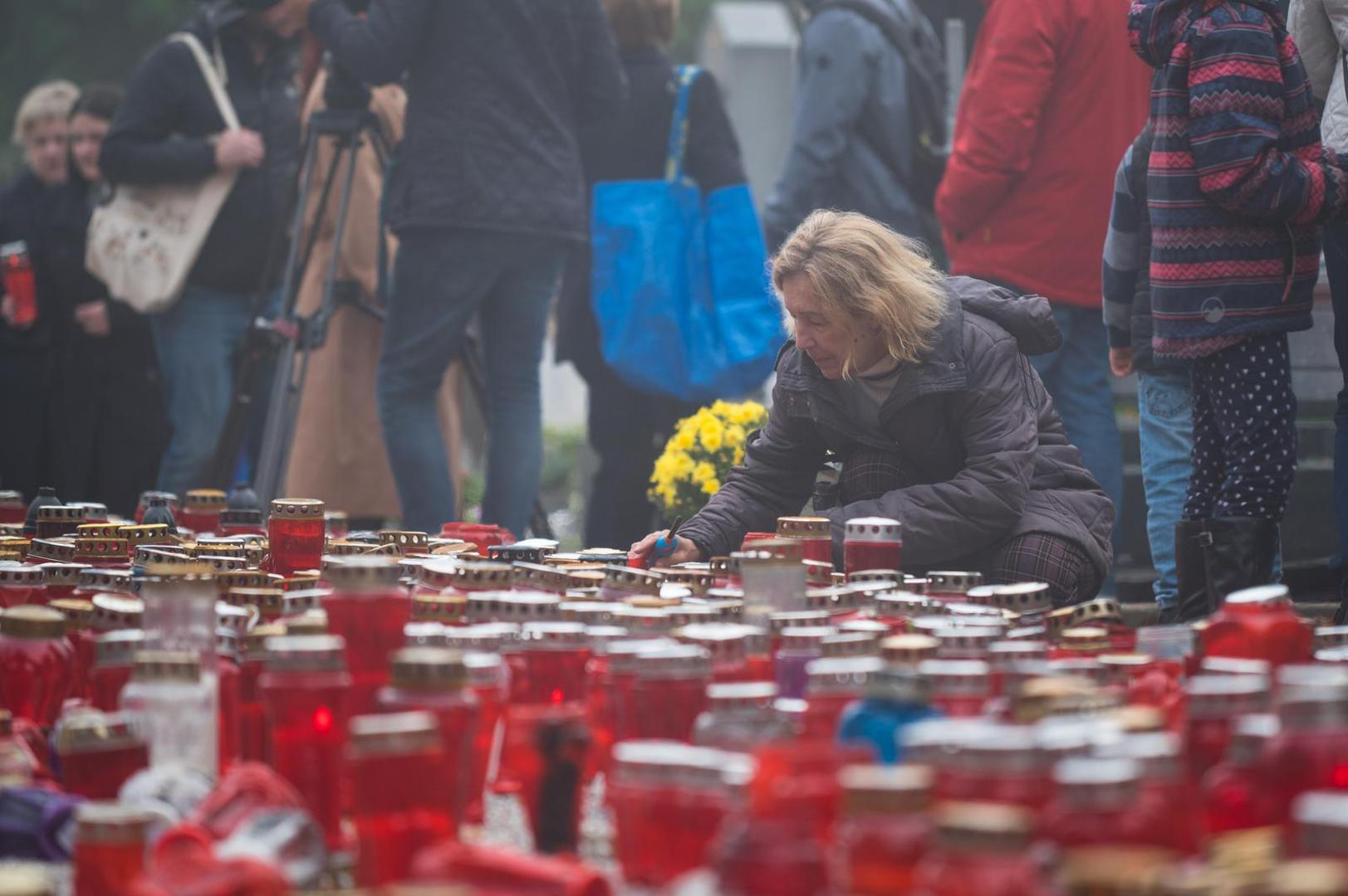 Na blagdan Svih svetih, zagrebačka groblja Mirogoj, Miroševac i Markovo polje od ranog jutra obilaze brojni građani kako bi se uz cvijeće i upaljene svijeće prisjetili svojih najbližih i odali im počast. 
