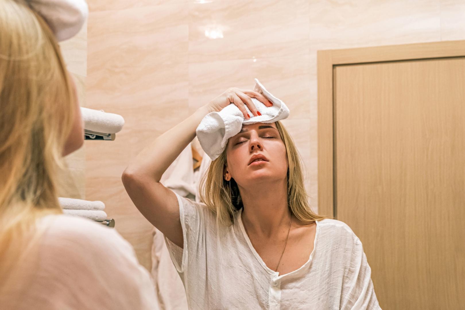 Hladni ili topli oblozi: Hladan oblog na čelo ili zatiljak može ublažiti pulsirajuću bol, dok topli oblog na vrat i ramena pomaže kod napetosti mišića. Odabir ovisi o vrsti glavobolje – migrene često reagiraju na hladnoću, a tenzijske glavobolje na toplinu. Ova metoda dostupna je svima jer se oblozi mogu napraviti kod kuće u samo nekoliko minuta.