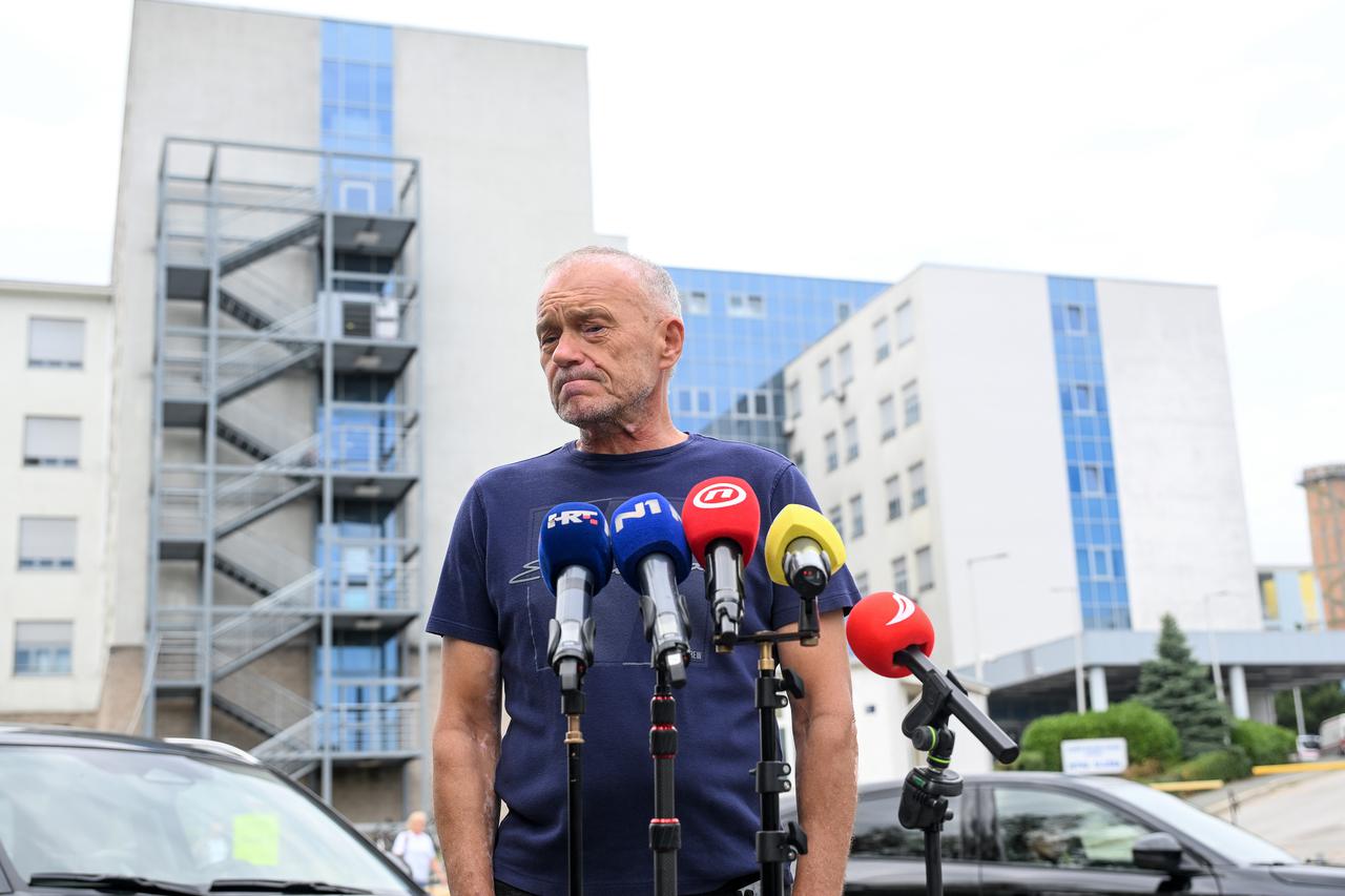 Zagreb: Profesor Mario Božurić dao je izjavu za  medije 