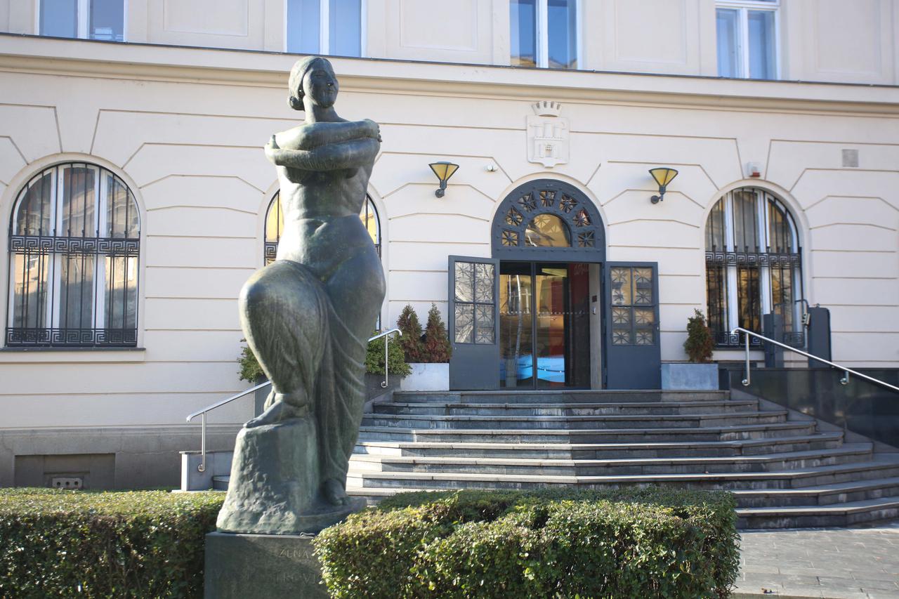 Zagreb: Kip žene Ivana Meštrovića obasjan suncem