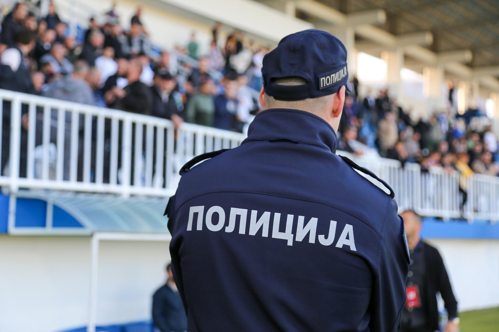 Imale su posla i lokalne snage reda, a delegat dvoboja i sudac odlučili su da je najbolje da se utakmica prekine