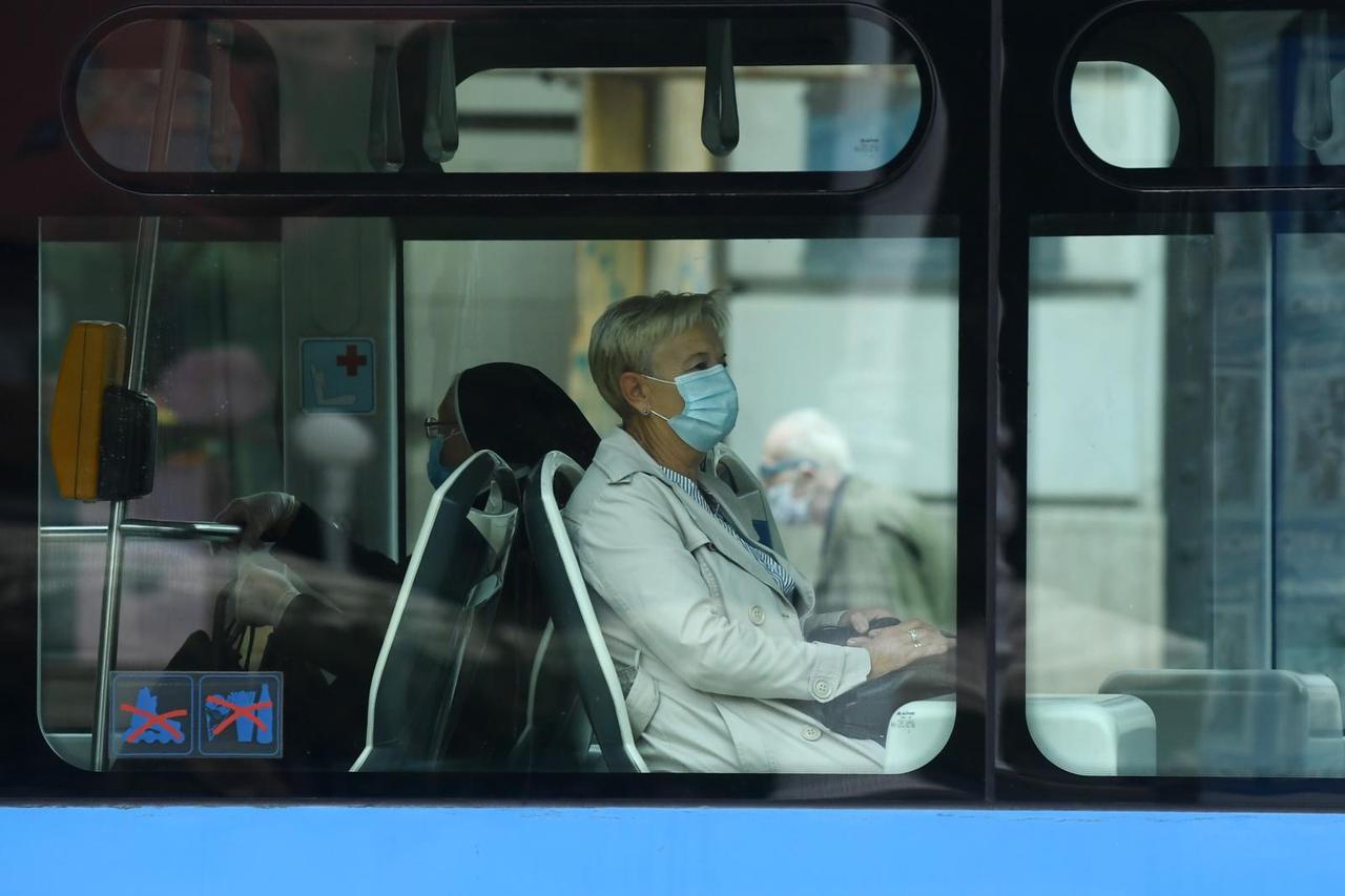 Zagreb: Putnici u javnom gradskom prijevozu paze na sebe i druge noseći maske