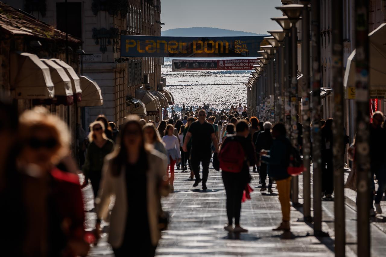 Split: Sunčano i toplo poslijepodne na splitskoj rivi