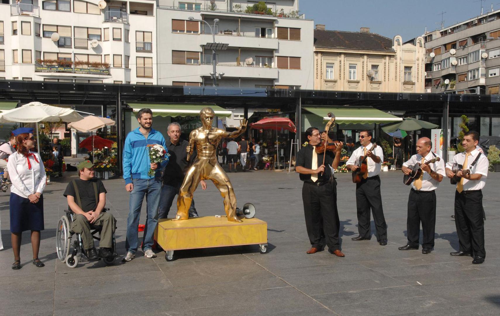 Na fotografijama iz tog razdoblja vidi se njegov angažman na različitim kulturnim događanjima, poput otkrivanja skulpture Brucea Leeja na Kvaternikovu trgu – simboličnom trenutku koji je spajao njegov Mostar i Zagreb.