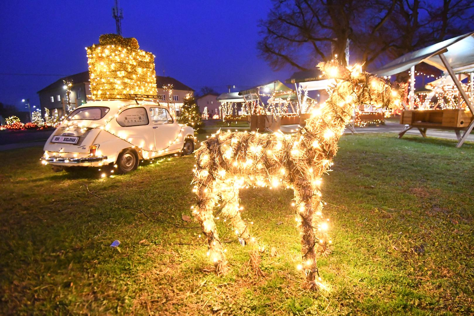 Posebnu pažnju privlači niz detalja, među kojima se ističe i popularni "Fićo", koji je, baš kao i ostatak mjesta, zablistao u blještavim lampicama.