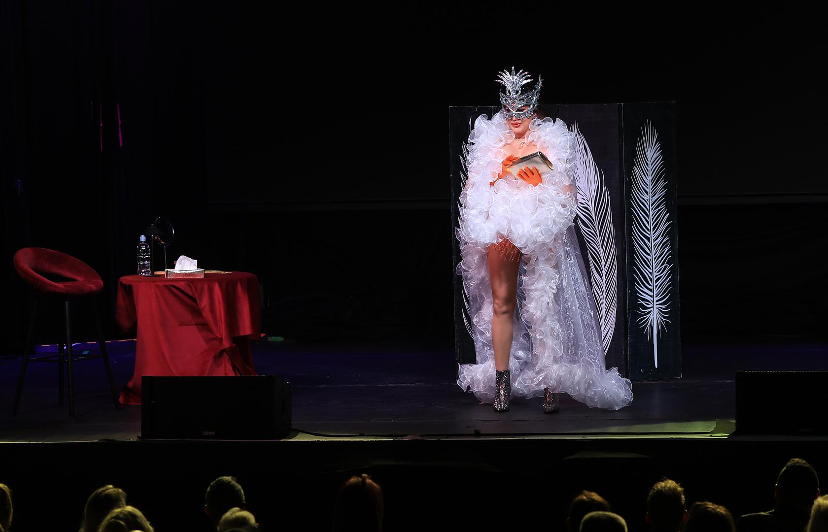 Naime, Salome je prije nekoliko dana u velikom intervjuu za Večernji list otvoreno progovorila o svom životu, početku bavljenja ovim umjetničkim poslom, promjeni spola i o svim najtežim životnim trenucima. 