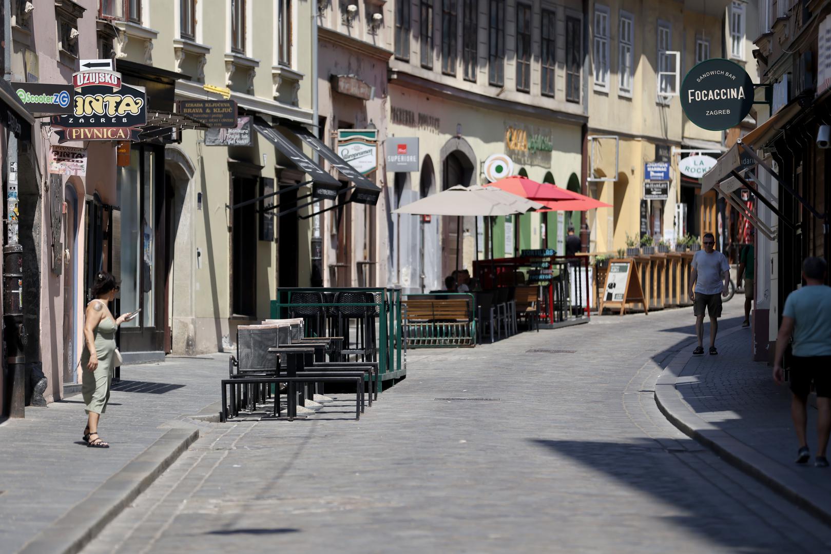 Danas je, k tome, državni praznik, točnije Dan antifašističke borbe, što znači da sve trgovine zatvorene. Pixsellove fotoreporter Josip Mikačić snimio je rijetke prizore prazne metropole. 