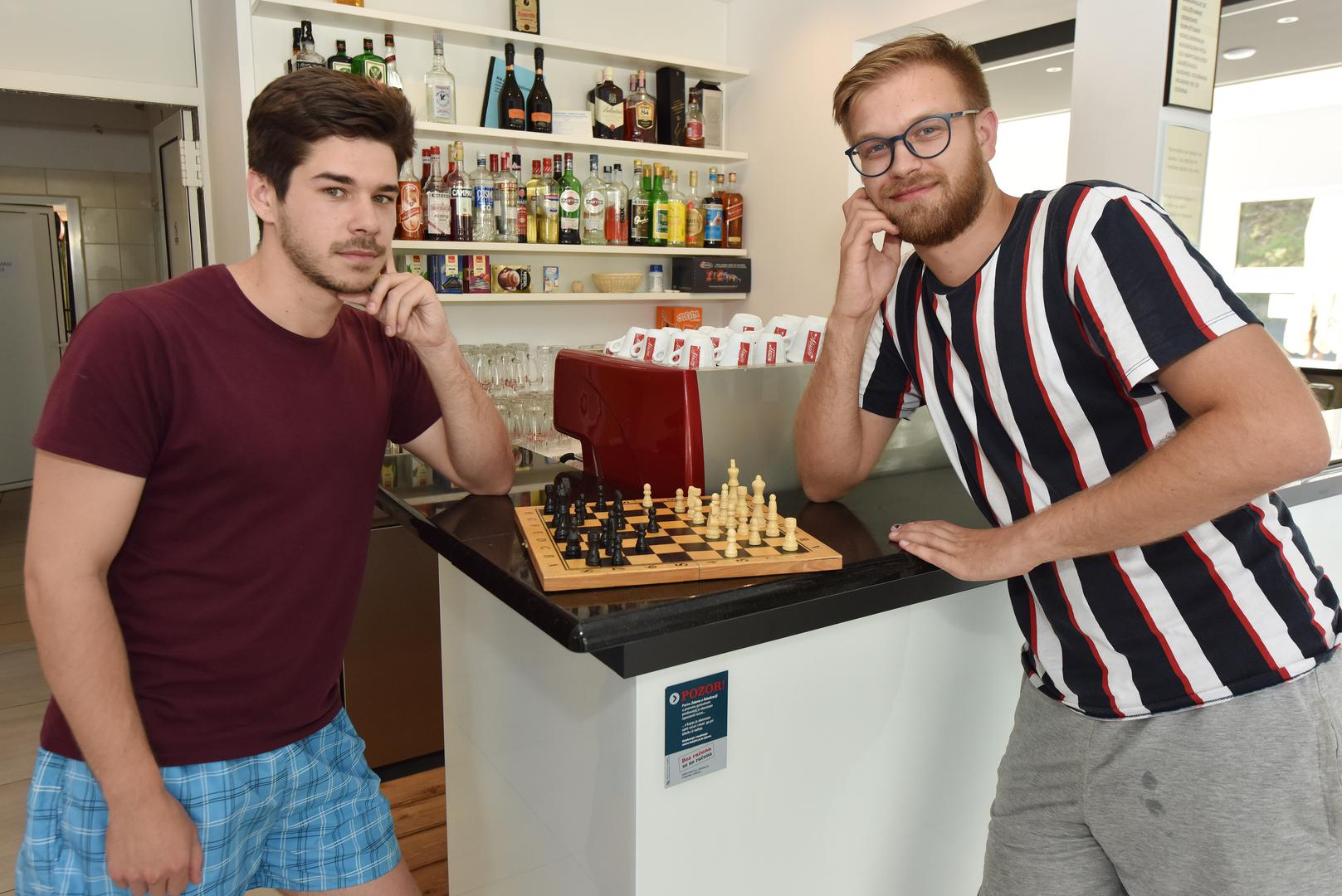 Ante Donkić (23) i Nikola Mareković (22) – konobari u sezoni koji vrijeme prije smjene krate – igrajući šah