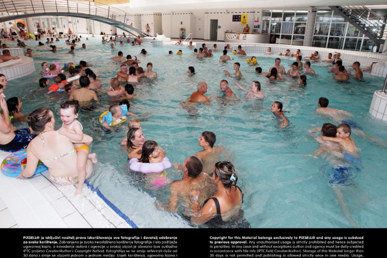 '17.07.2011., Koprivnica - Mnogobrojni gradjani i stanovnici okolnih naselja potrazili su osvjezenje od vrucine na gradskim bazenima Cerine.  Photo: Marijan Susenj/PIXSELL'