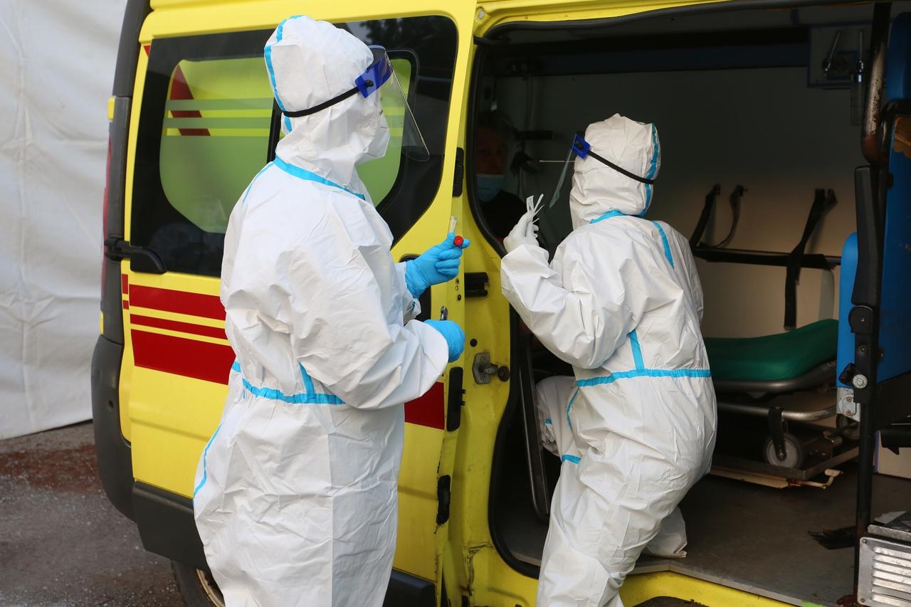 Na Drive -in testiranju na koronavirus u Karlovcu dnevno uzimaju do 200 uzoraka