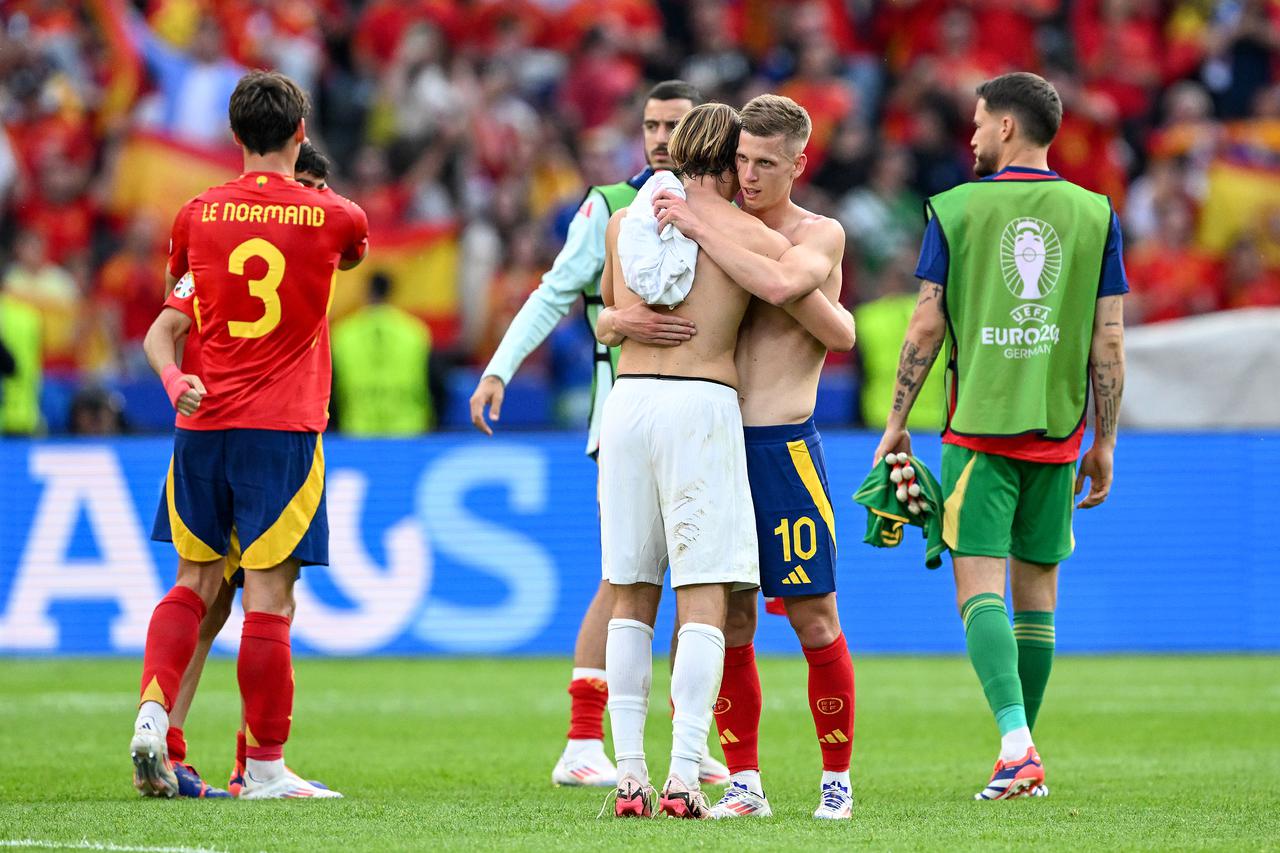 Berlin: Dani Olmo i Lovro Majer nakon utakmice su razmijenili dresove