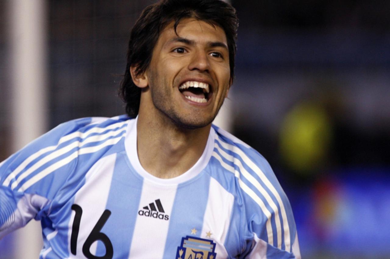 'Argentina\'s Sergio Aguero celebrates after he scored his team\'s fifth goal during their friendly match against Canada in Buenos Aires May 24, 2010. REUTERS/Santiago Pandolfi (ARGENTINA - Tags: SPOR