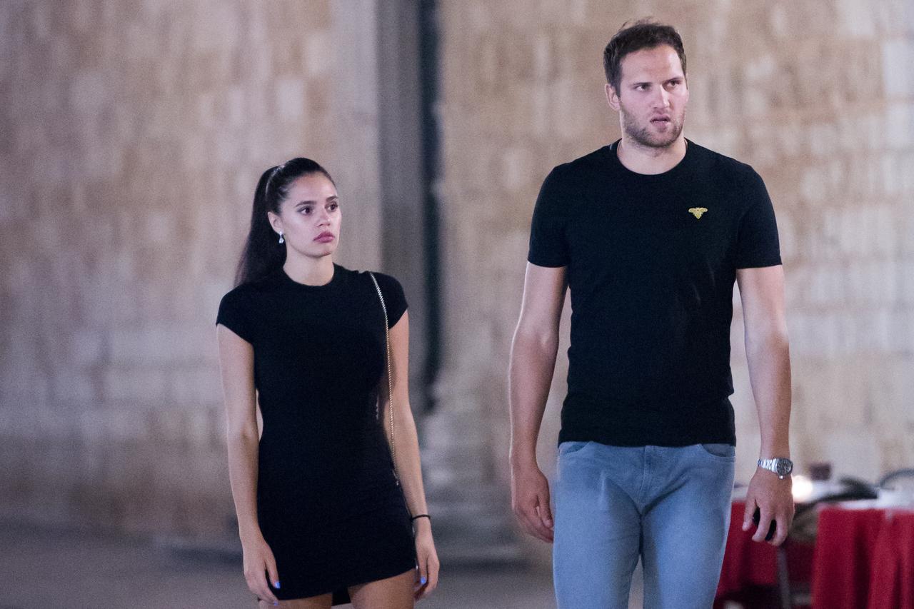 Bojan Bogdanović prošetao Stradunom u društvu djevojke