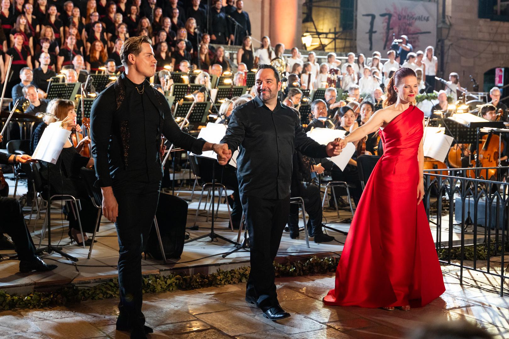 Minhenski radijski orkestar posebnu pažnju posvećuje radu s mladima i edukativnim programima te redovito nastupa na međunarodnim pozornicama i festivalima