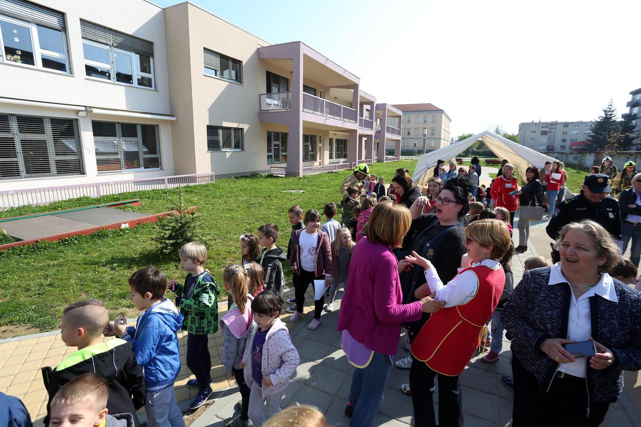 Karlovac: Pokazna vježba spašavanja djece iz plamtećeg vrtića