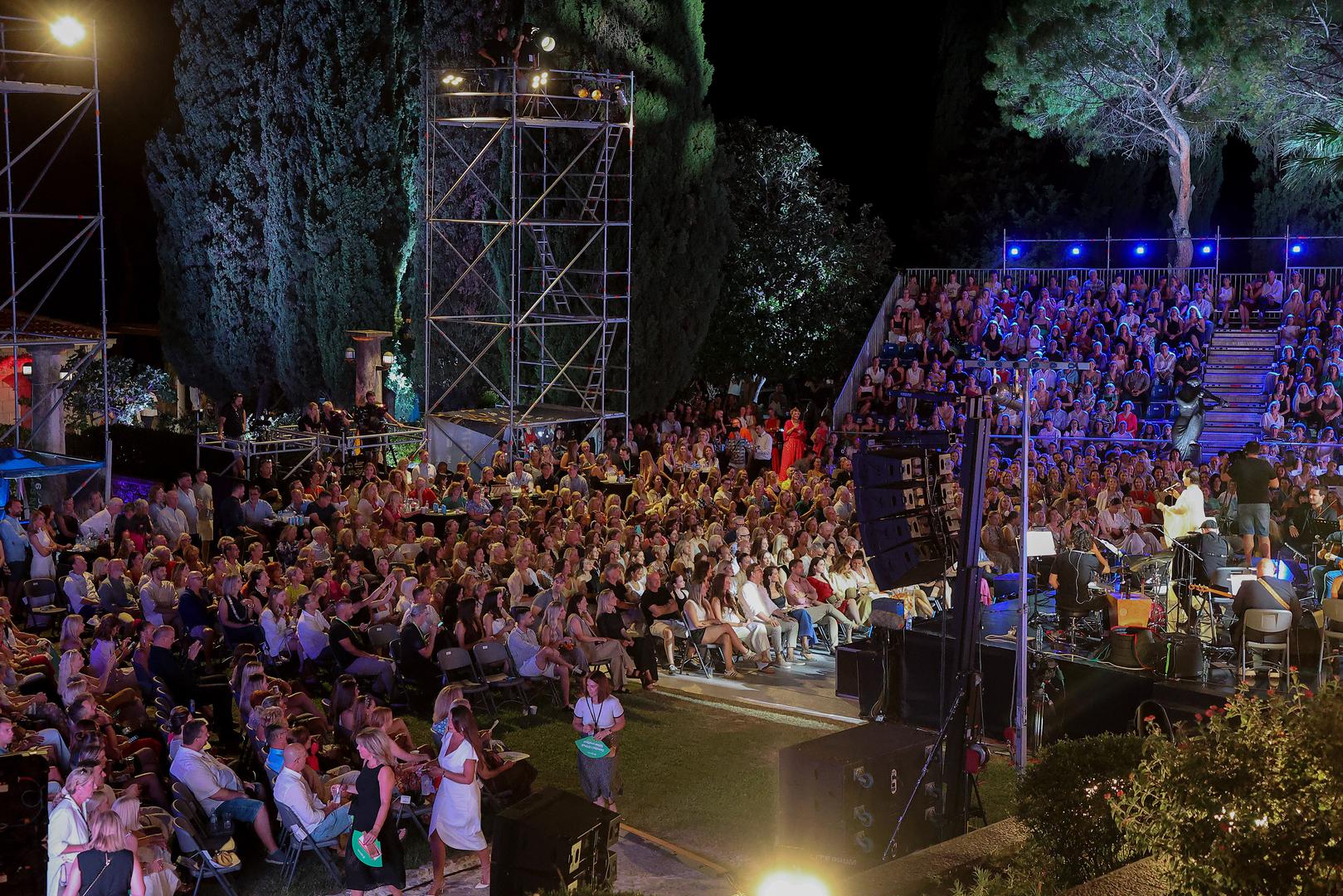 Posebno je emotivna bila izvedba Mišine skladbe "Ako me ostaviš". -Mišo je jedan od najvećih, moj ga je otac posebno volio, kazala je Nina