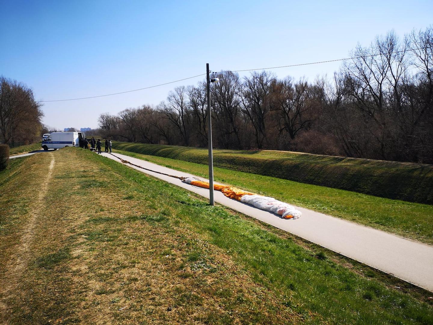 11.03.2022., Zagreb - Djelatnici policije odvoze drugi teretni padobran koji je nadjen na sirem podrucju pada letjelice, a pripada bespilotnoj letjelici ruske prozvodnje koja je pala sinoc na podrucje Jaruna.  Photo: Marko Saric/PIXSELL