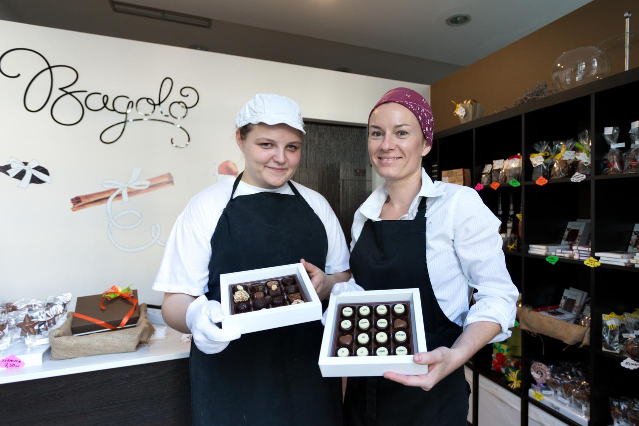 13.10.2014., Zagreb, -  Jelena Djuranec Pribetic proizvodi i prodaje cokoladu, cokoladne ukrase i praline u maloj  prodavaonici cokolade - Bagolo. Jelena Djuranec Pribetic, Nikolina Kuser.   Photo: Davor Puklavec/PIXSELL