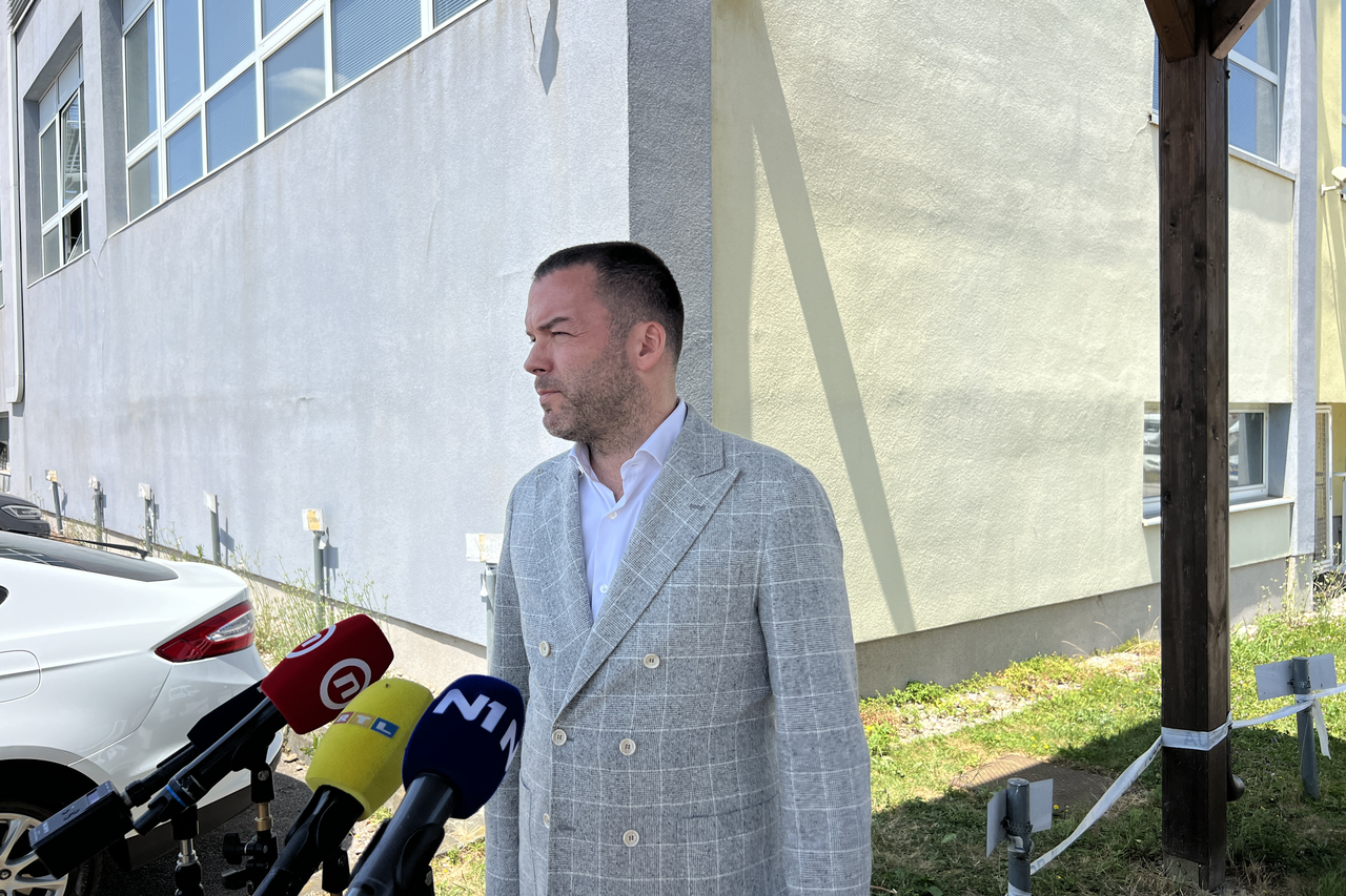 Zagreb: Fran Olujić, odvjetnik uhićenog Frana R. dao izjavu za medije 