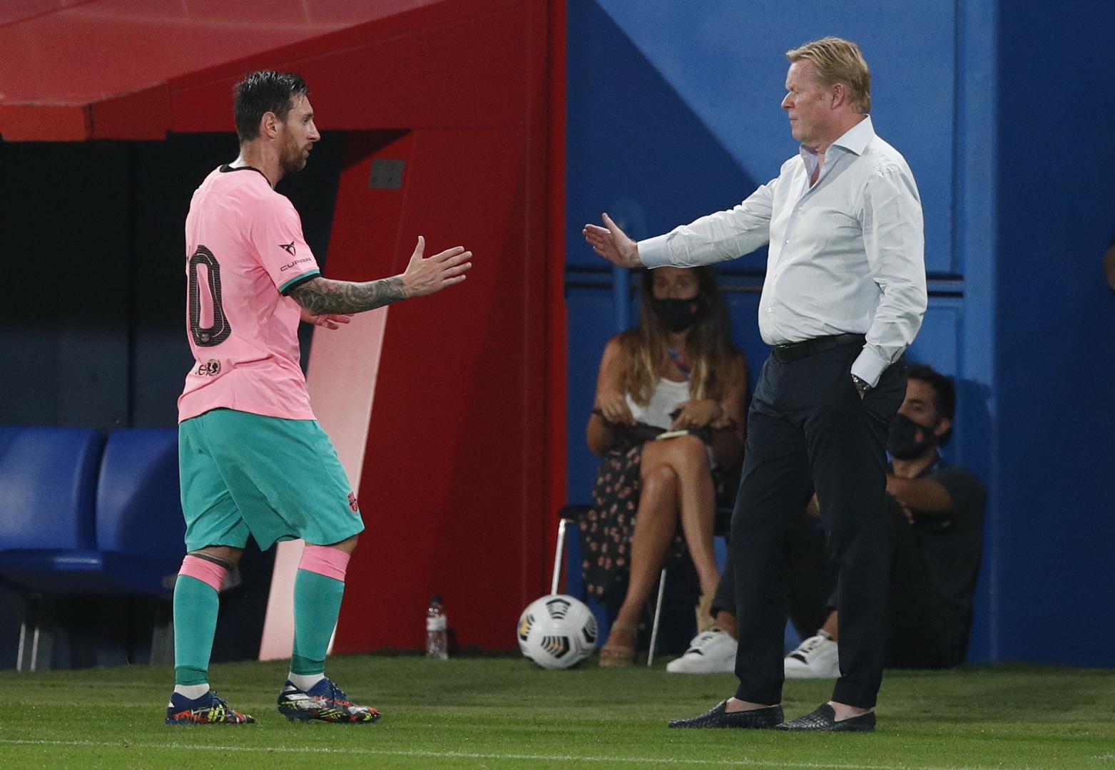 Pre Season Friendly - FC Barcelona v Girona Soccer Football - Pre Season Friendly - FC Barcelona v Girona - Johan Cruyff Stadium, Barcelona, Spain - September 16, 2020 Barcelona's Lionel Messi shakes hands with coach Ronald Koeman as he is substituted off REUTERS/Albert Gea ALBERT GEA