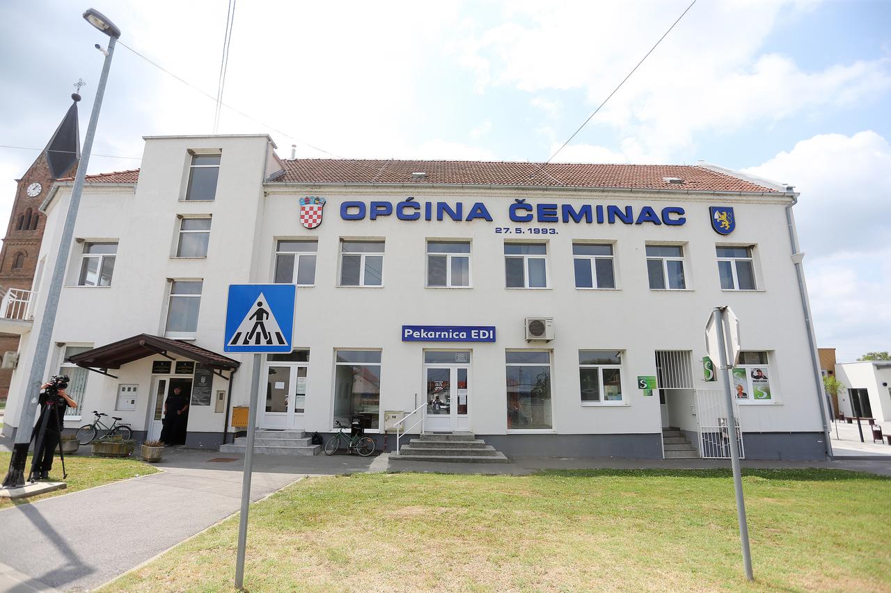 Pretres općinske zgrade u Čemincu povodom prijava protiv načelnika općine