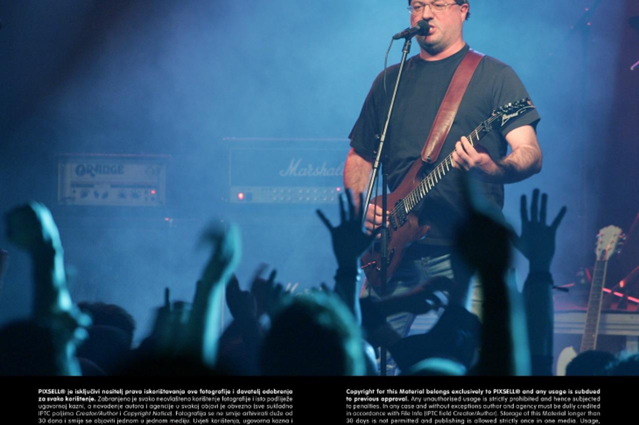 '26.01.2013., Zagreb - Hrvatski hard rock band Zivo blato, predvodjeno vidno rapolozenim Sinisom Vucom, zagrijao je atmosferu u Tvornici kulture. Najvjerniji od 400-tinjak obozavatelja iz prvih su red