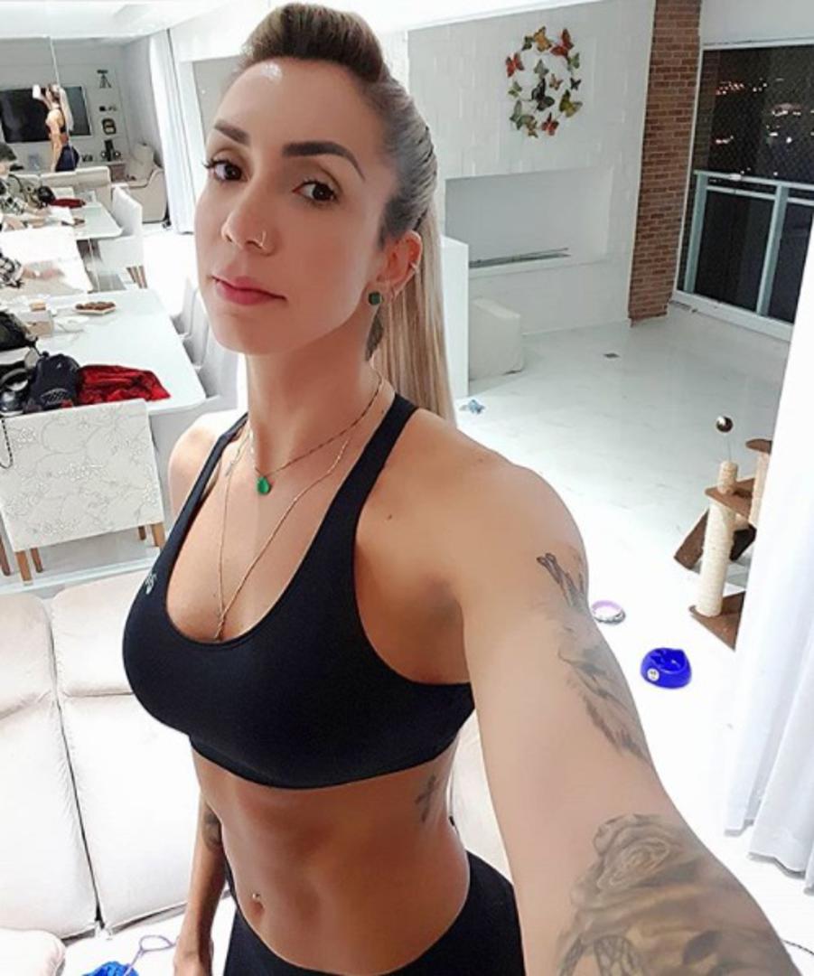 Thaisa često objavljuje provokativne fotografije na Instagramu, na kojem ima više od 421.000 pratitelja.