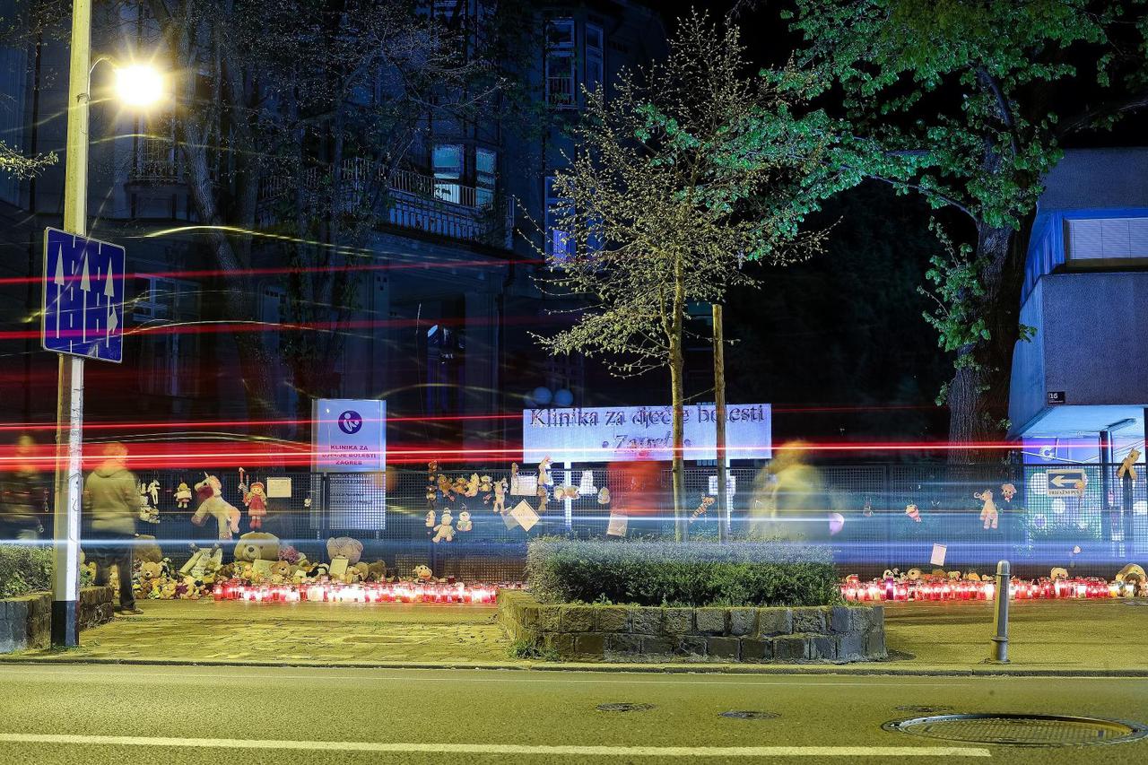 Građani ispred Klaićeve bolnice u Zagrebu ostavljaju plišane igračke i pale svijeće za preminulu djevojčicu