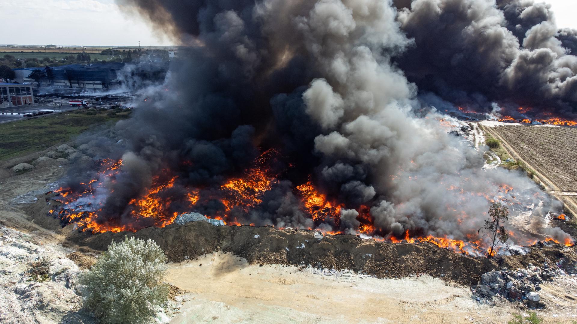 Odmah smo zatvorili odvodnu mrežu kako plastika ne bi ulazila u kanalizaciju. Gradske tvrtke su se stavile na raspolaganju, a radnike, koji su boravili u prostorima poduzeća "Drava International" smo zbrinuli u gradsku Sportskoj dvorani "Jug 2", dodao je osječki gradonačelnik Radić.