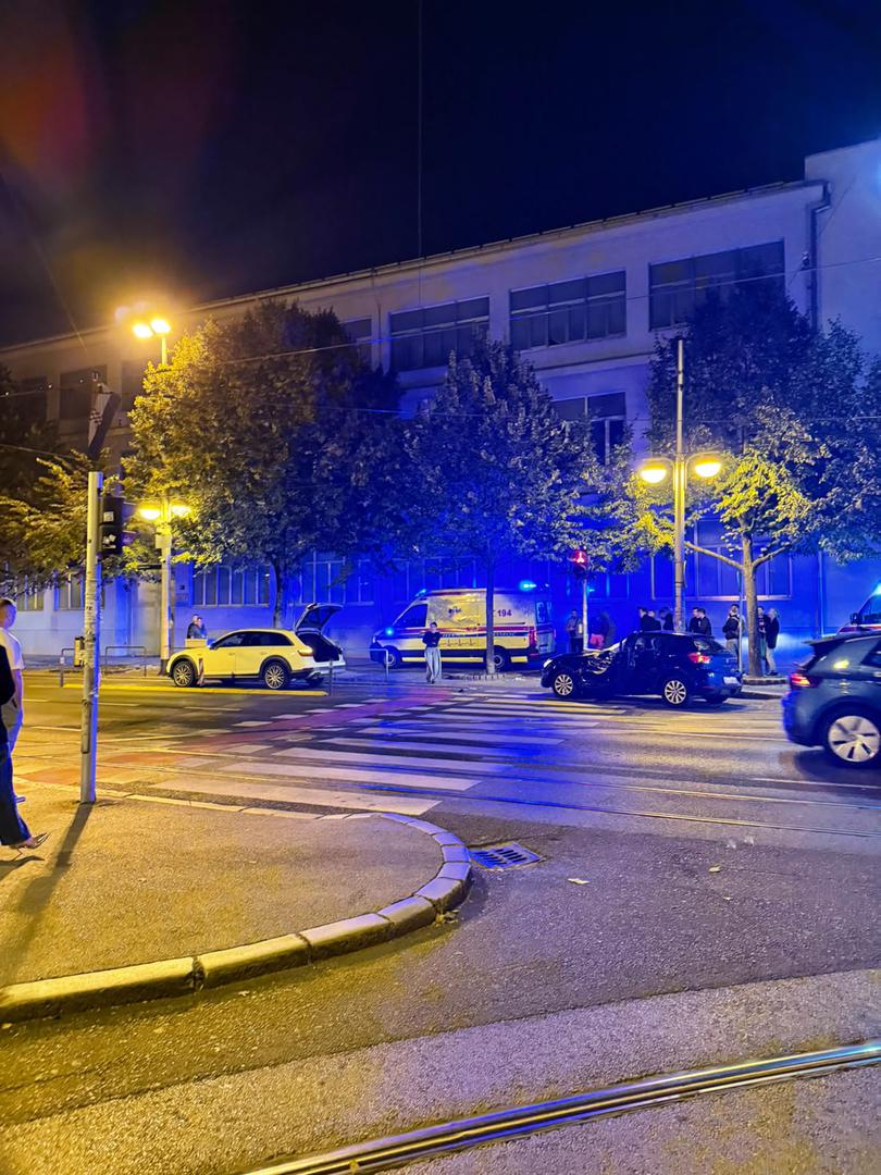 Fotografije koje nam je poslao čitatelj nastale su oko 23 sata.