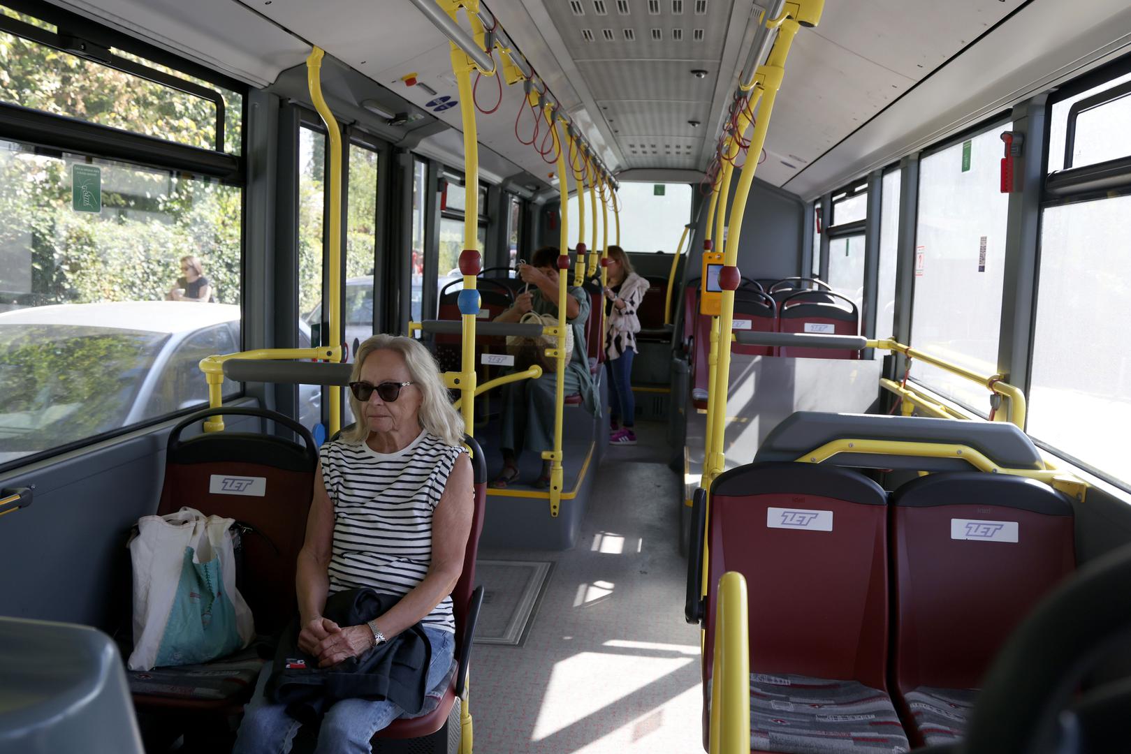 No prije nego što se ZET-ov autobus vratio na trasu, građanima je u pomoć priskočio mladi prijevoznik Ivan Kaspret, koji ih je danas besplatno prevozio od Borongaja do Rebra.