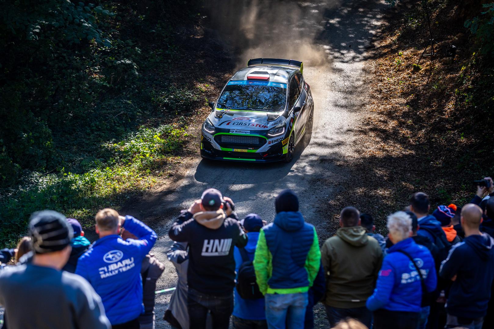 Vodeći u prvenstvu, Miko Marczyk, odvozio je najbrže vrijeme 3:55,9 u Škodi Fabia RS Rally2 i time osigurao prvu startnu poziciju za subotu. Njegov najveći rival, Andrea Mabellini, pogriješio je već u prvom zavoju i završio tek osmi.