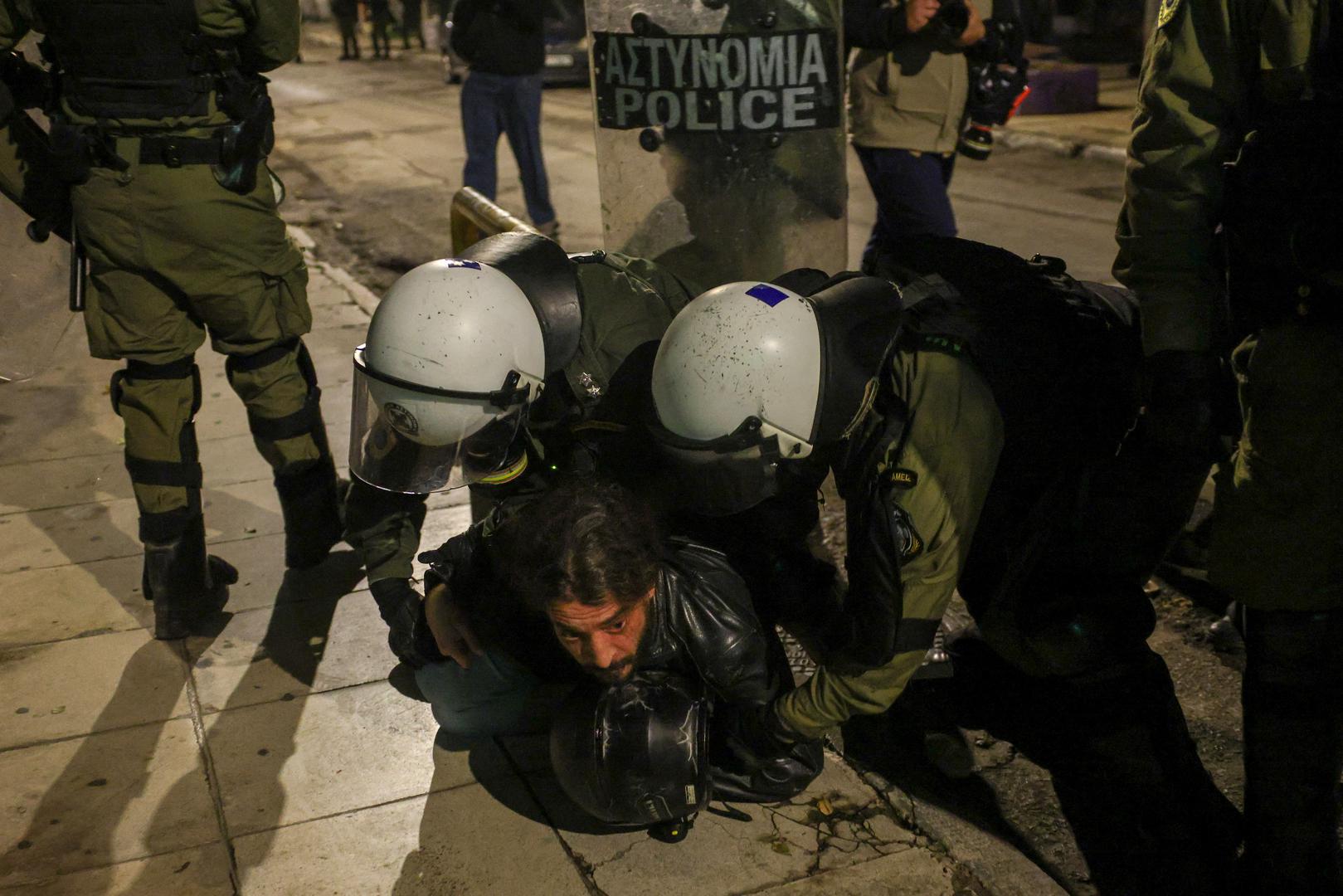 Prosvjednici su počeli bacati molotovljeve koktele i kamenje na interventnu policiju, koja je odgovorila suzavcem