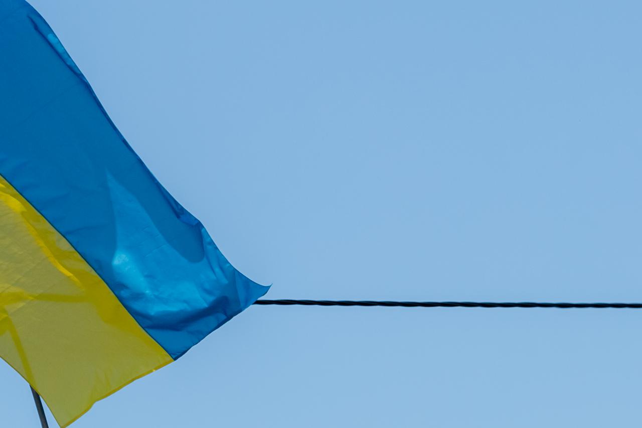 Hrvatska i ukrajinska zastava na krovu kuće u Kožinu