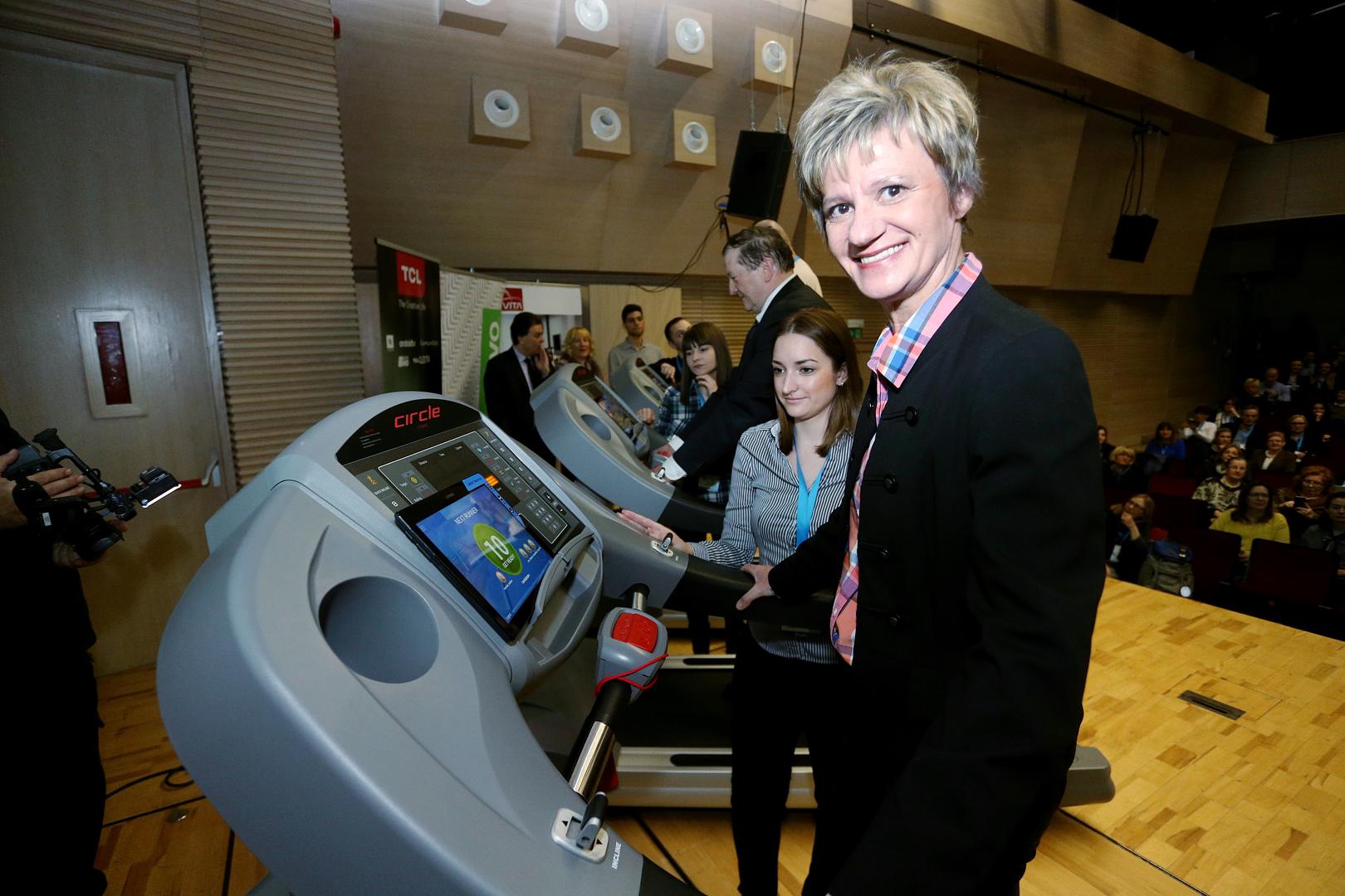 Igre su otvorene 8. veljače 1984. godine na stadionu Koševo, uz maskotu Vučka, a olimpijsku baklju do najvišeg postolja donijela je hrvatska klizačica Sanda Dubravčić (60).