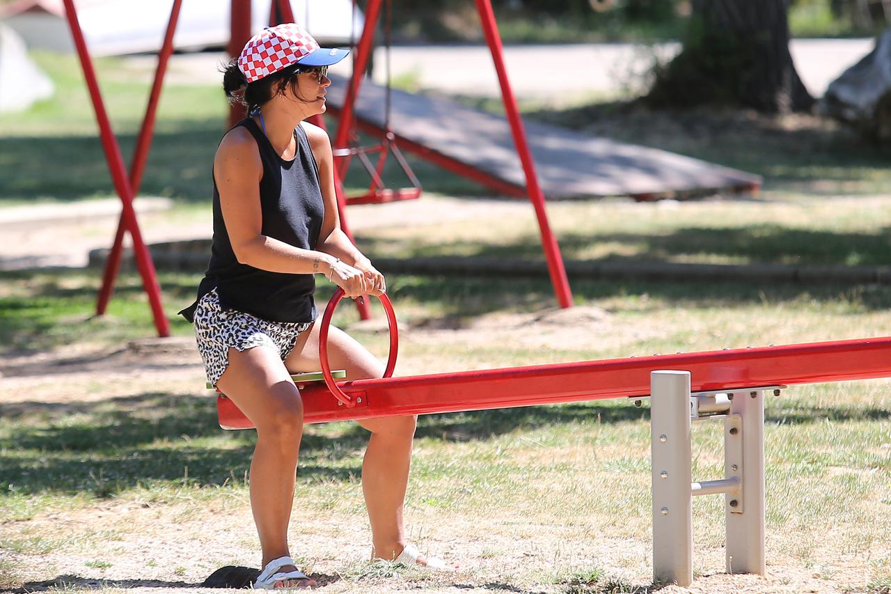 Nakon obilaska NP Krka Lily Allen se s kćerima klackala u parku u Skradinu