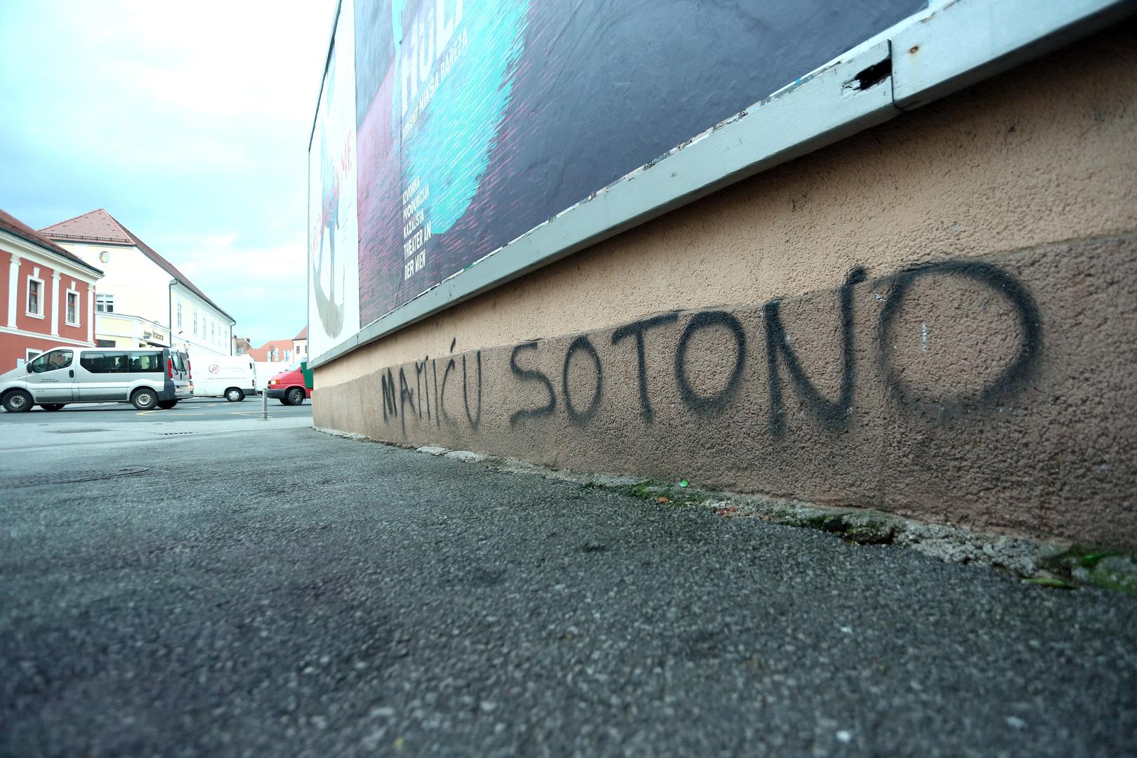 Osim toga, dio navijača često verbalno vrijeđa Zdravka Mamića