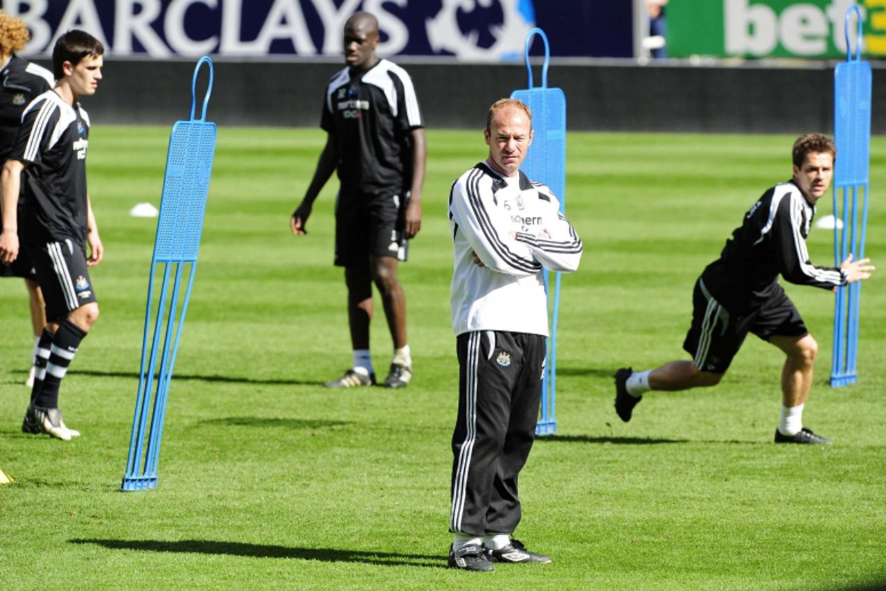 \'Newcastle United\'s interim coach Alan Shearer (C) watches a training session at St James\' Park in Newcastle April 7, 2009. REUTERS/Nigel Roddis (BRITAIN SPORT SOCCER IMAGE OF THE DAY TOP PICTURE)\