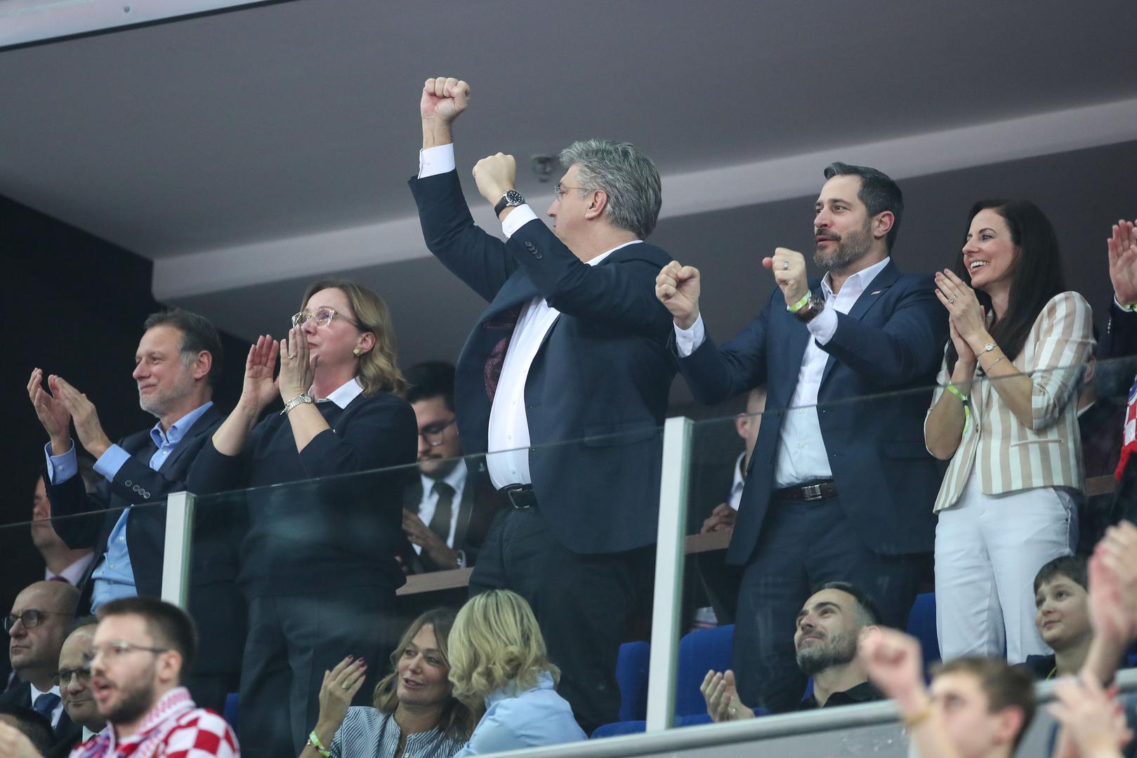 Među poznatima koji su stigli na večerašnju utakmicu je i hrvatski premijer Andrej Plenković koji nije bio na utakmici četvrtfinala, no stigao je podržati rukometaše u polufinalu. Bio je u društvu predsjednika Sabora Gordana Jandrokovića koji je bio i na četvrtfinalu, a bio je i ministar turizma Tonči Glavina. 