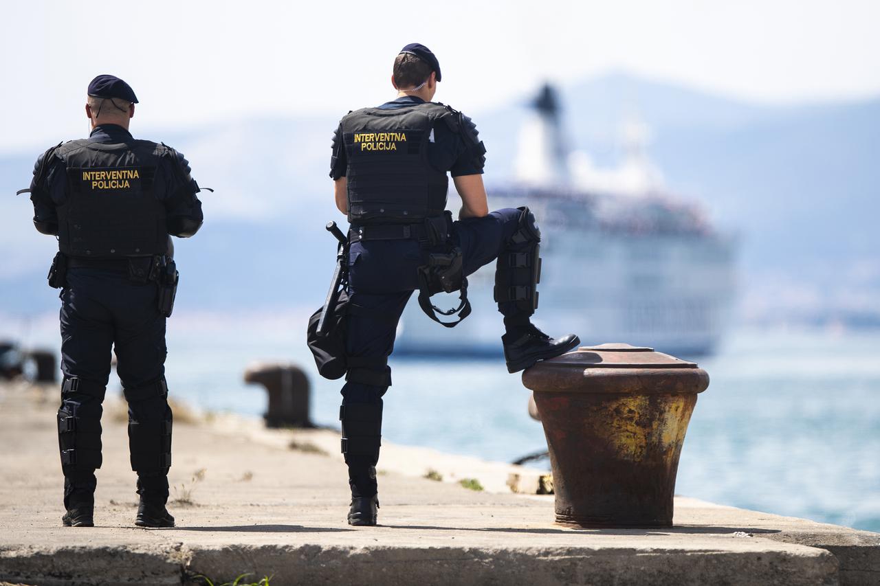 Dolazak navijača HNK Rijeka brodom u splitsku luku